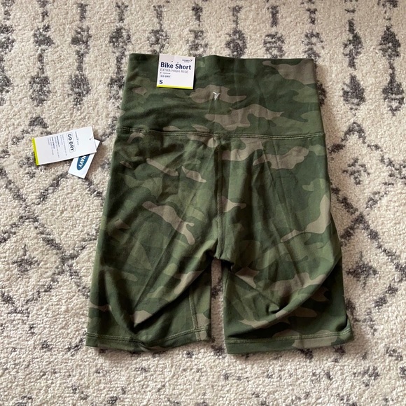Old Navy women’s bike shorts extra high rise - Picture 3 of 3